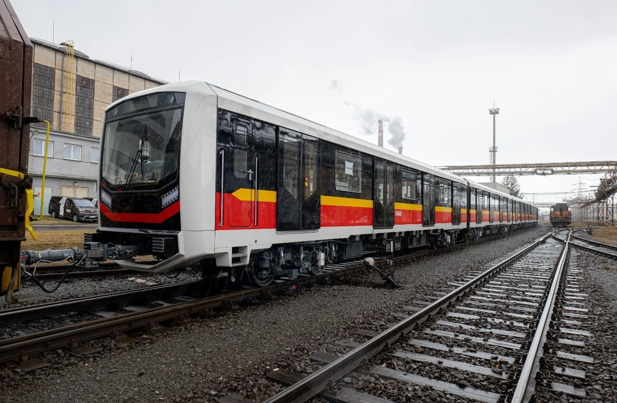 W czeskim Velim zaczął się kolejny etap testów nowych pociągów dla warszawskiego metra. Pierwszy z kupionych 37 składów pociągu Skoda Varsovia trafi do stolicy wiosną.
