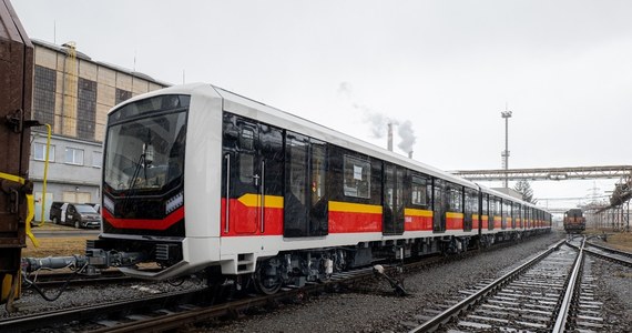 W czeskim Velim zaczął się kolejny etap testów nowych pociągów dla warszawskiego metra. Pierwszy z kupionych 37 składów pociągu Skoda Varsovia trafi do stolicy wiosną.
