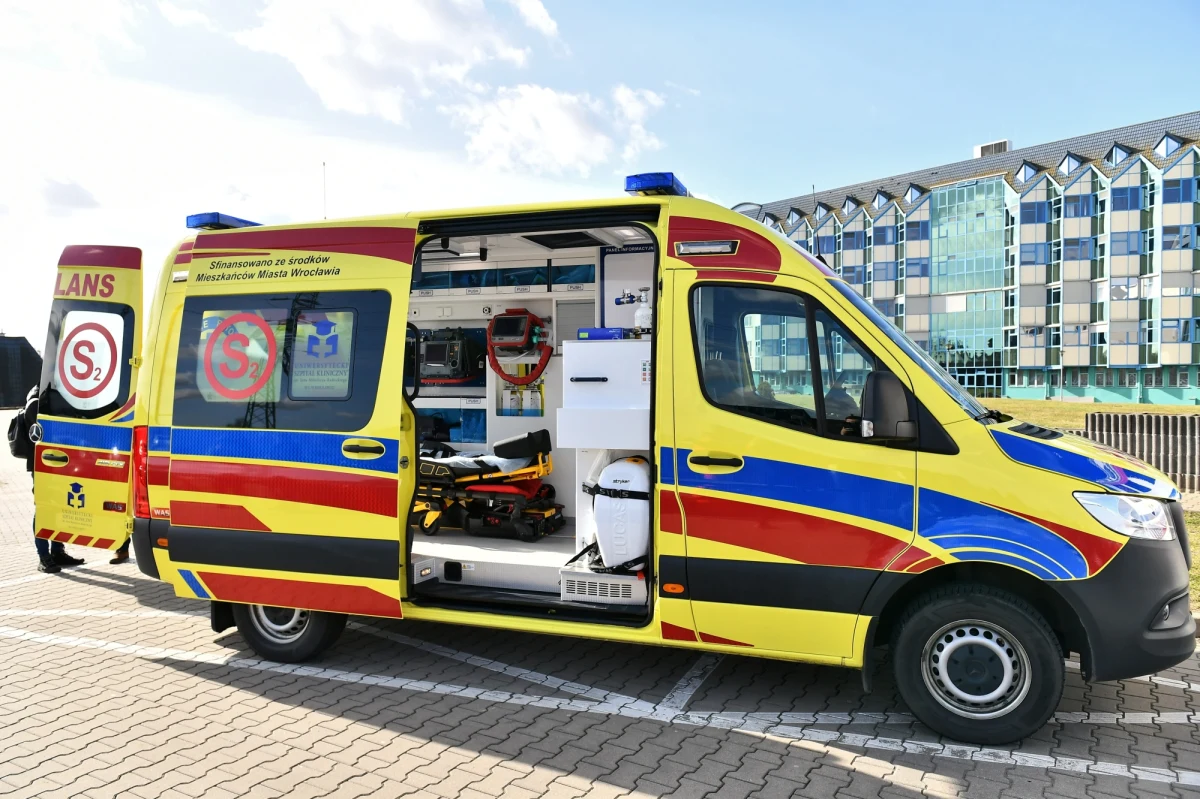 Samorząd Wrocławia sfinansował zakup karetki medycznej typu S dla Uniwersyteckiego Szpitala Klinicznego. Ambulans ze specjalistycznym wyposażeniem kosztował ponad 1 mln zł i będzie nie tylko środkiem transportu, ale też m.in. mobilnym punktem szczepień.