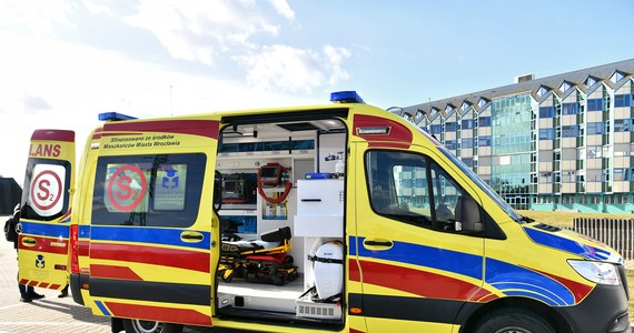 Samorząd Wrocławia sfinansował zakup karetki medycznej typu S dla Uniwersyteckiego Szpitala Klinicznego. Ambulans ze specjalistycznym wyposażeniem kosztował ponad 1 mln zł i będzie nie tylko środkiem transportu, ale też m.in. mobilnym punktem szczepień.