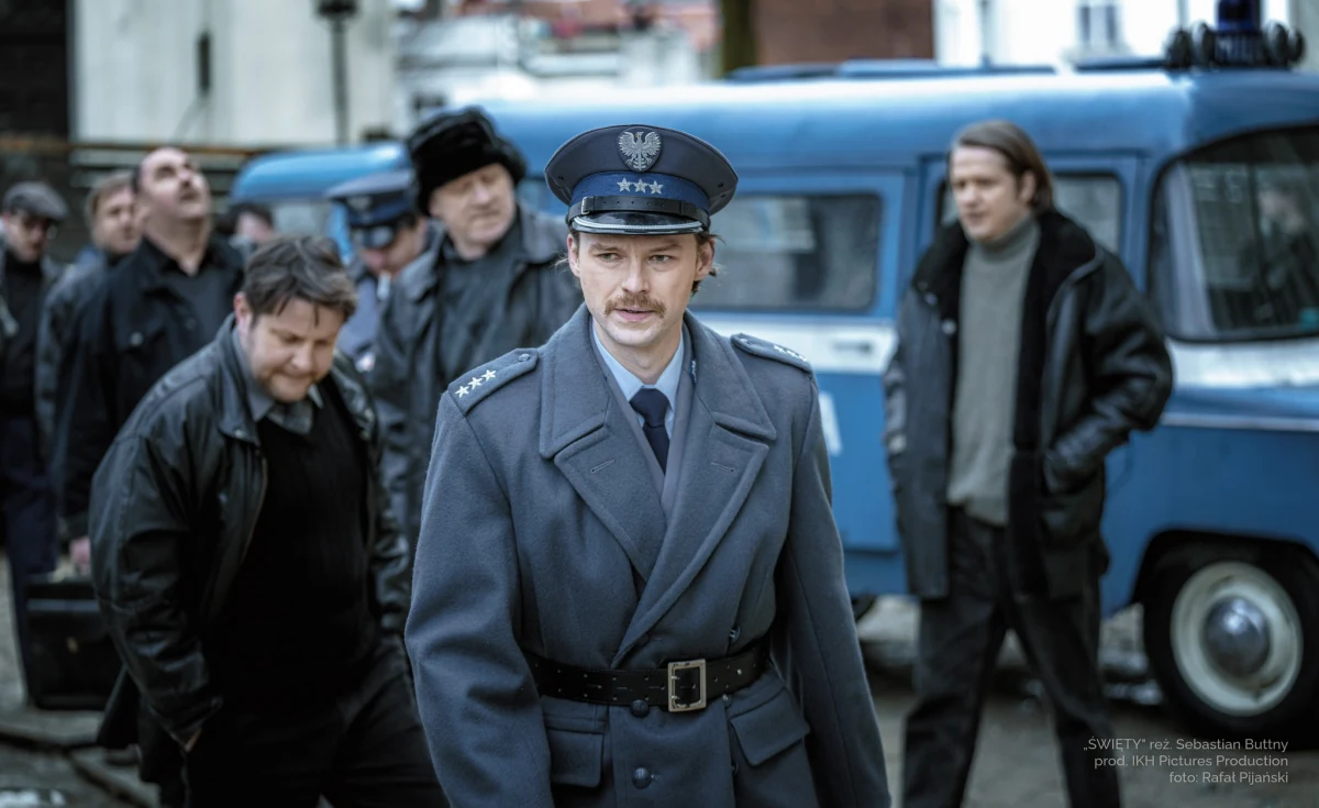 Padł ostatni klaps na planie filmu "Święty" w reżyserii Sebastiana Buttnego. Film, którego akcja dzieje się w latach 80-tych był kręcony w Poznaniu i Gnieźnie. W roli głównej występuje Mateusz Kościukiewicz.

