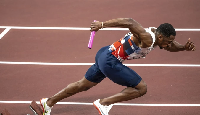 Brytyjscy lekkoatleci pozbawieni srebrnego medalu igrzysk w Tokio w sztafecie 4x100 m