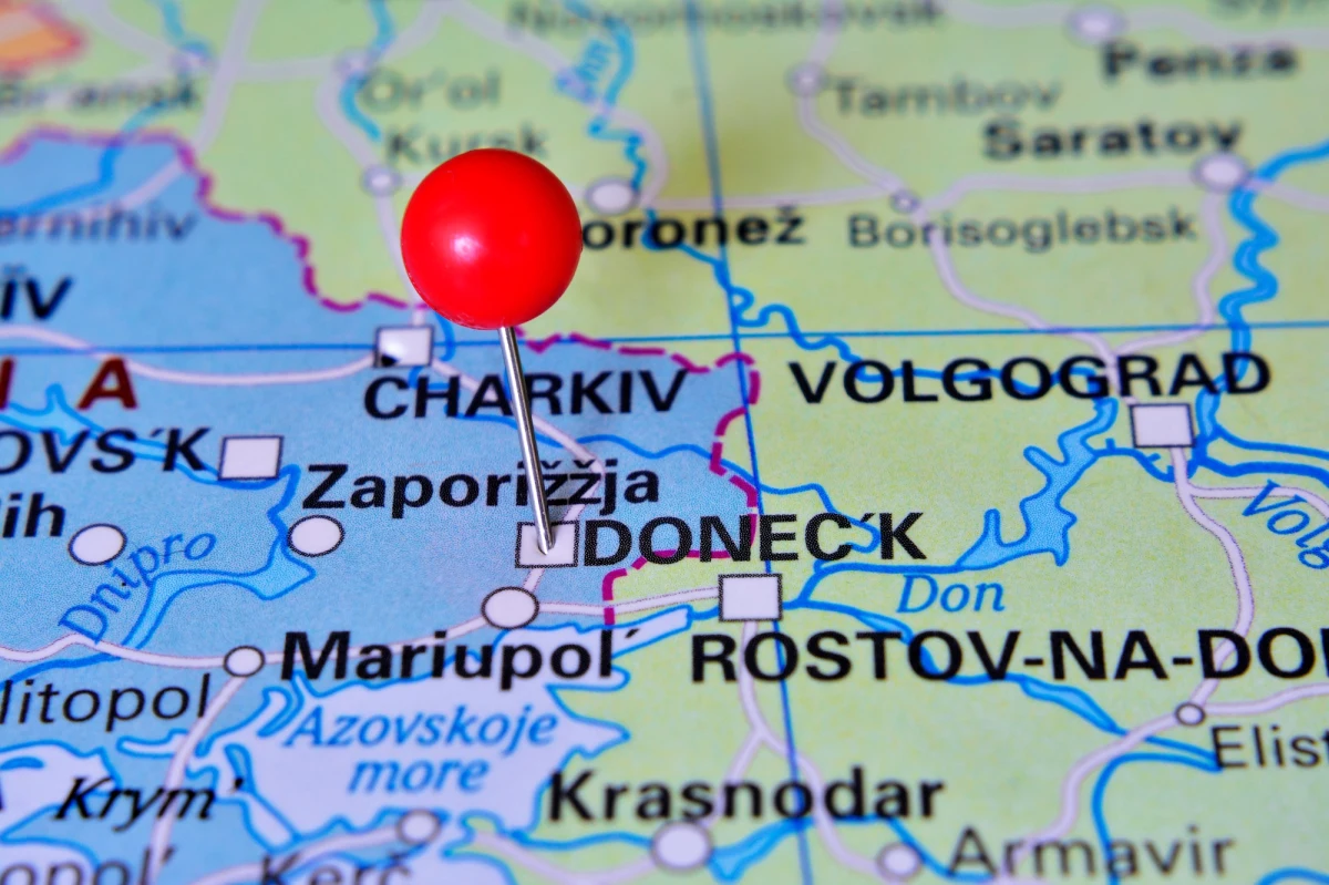 Prorosyjskie republiki w Donbasie wysyłają mieszkańców do Rosji. Tymczasem w Doniecku doszło do incydentu przy budynkach administracji. "To świadoma prowokacja bojowników" - oceniło ukraińskie Centrum Komunikacji Strategicznych.