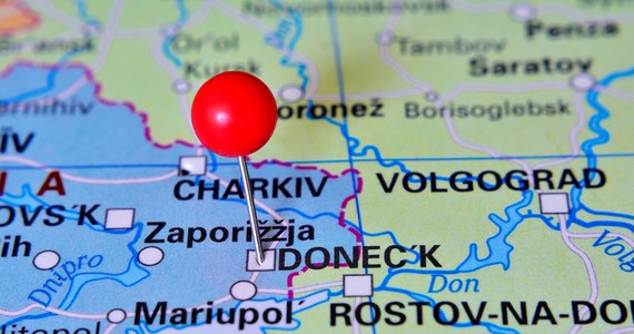 Prorosyjskie republiki w Donbasie wysyłają mieszkańców do Rosji. Tymczasem w Doniecku doszło do incydentu przy budynkach administracji. "To świadoma prowokacja bojowników" - oceniło ukraińskie Centrum Komunikacji Strategicznych.