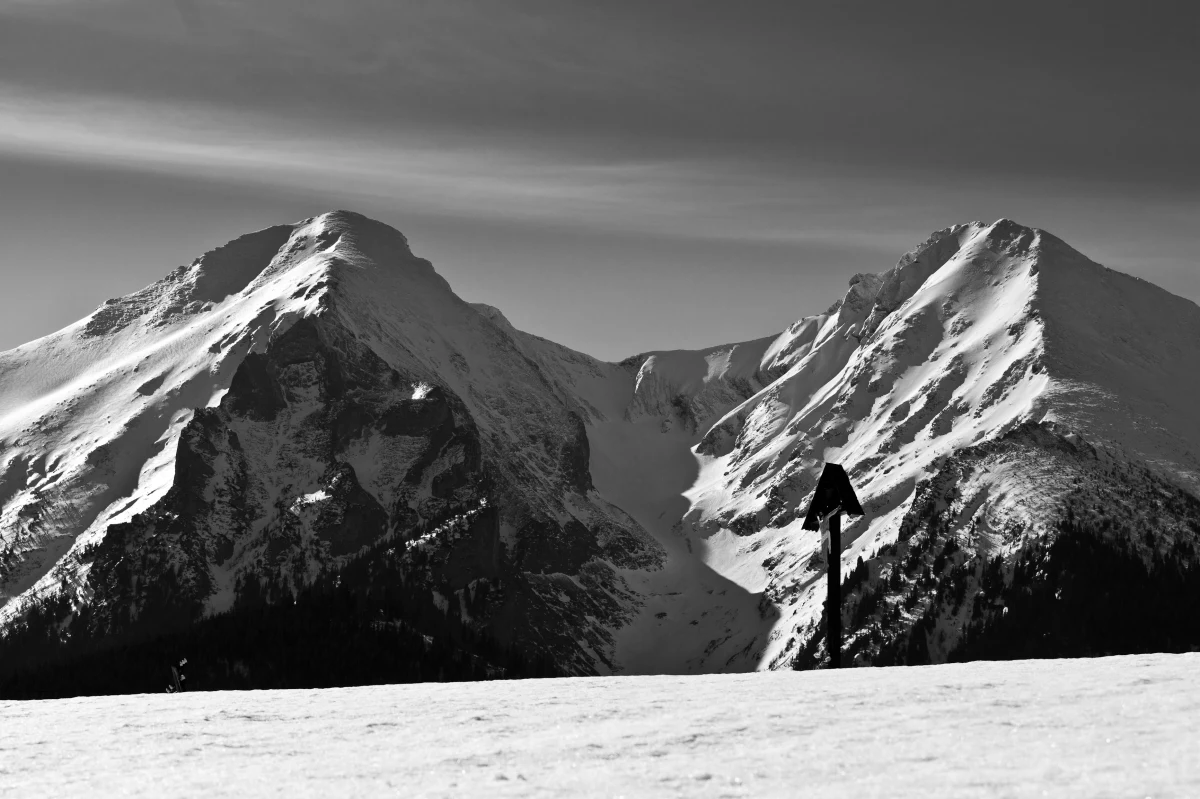 Polski turysta zginął w wypadku na Słowacji. 43-latek poślizgnął się na olodzonym stoku i spadł około 50 metrów. Mimo prób reanimacji, nie udało się go uratować. 