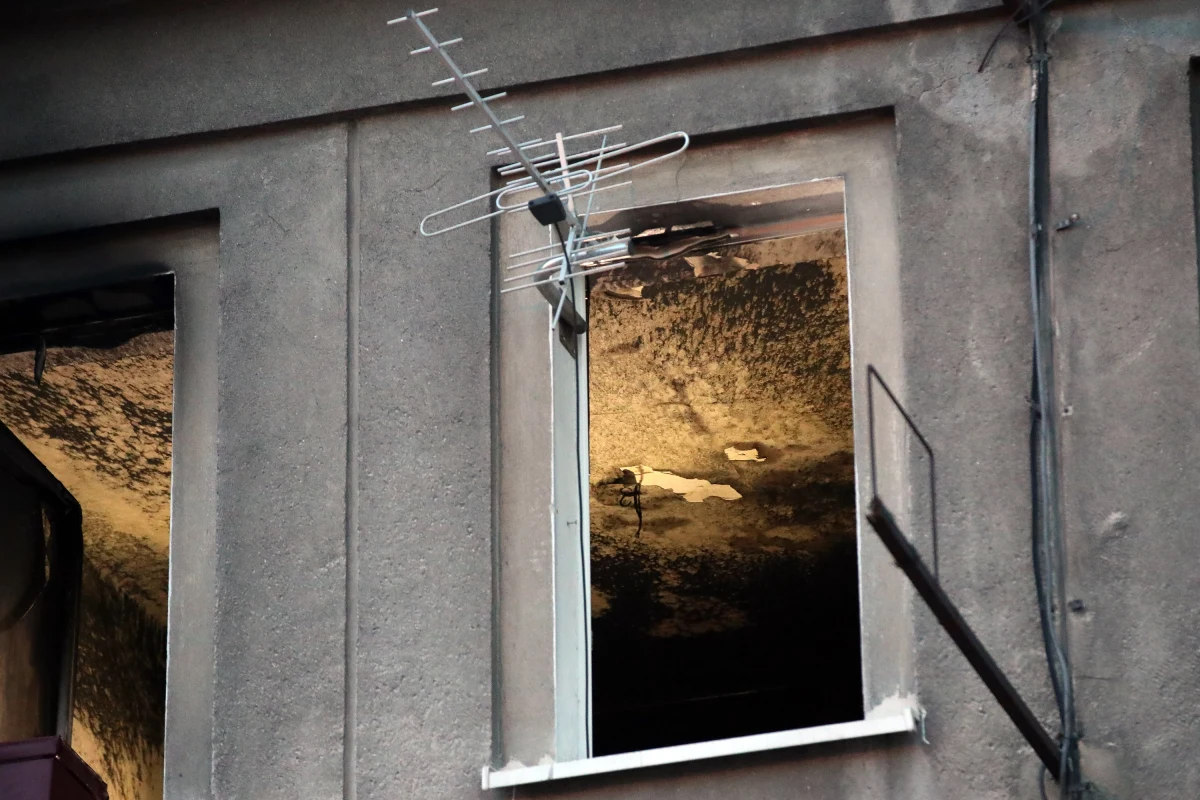 Doszło do pożaru mieszkania w Stalowej Woli. Strażacy, którzy dogaszali ogień znaleźli na miejscu zwęglone zwłoki.