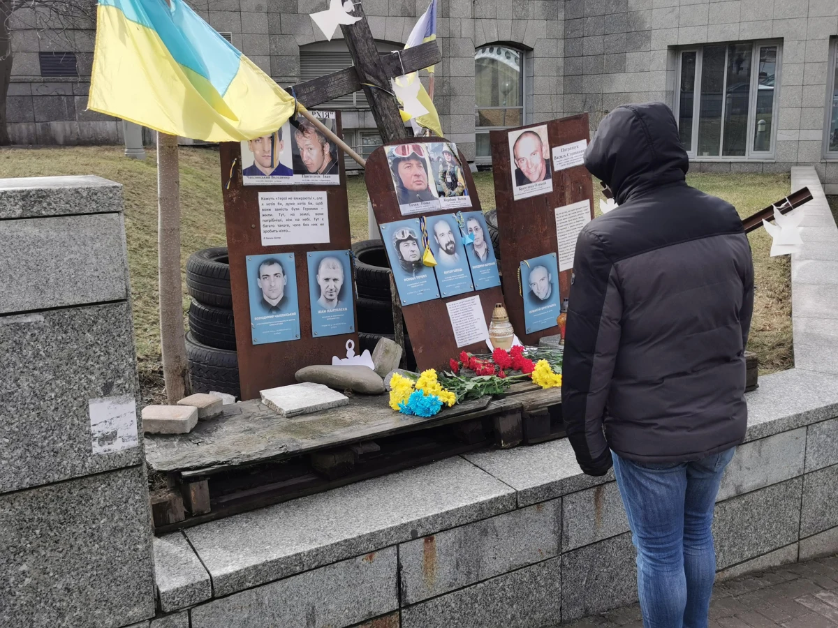 Dziś mija dokładnie osiem lat od wydania rozkazu dotyczącego stłumienia protestów na Euromajdanie, wydały go ówczesne władze Ukrainy. W krwawych starciach życie straciło ponad stu demonstrantów. Miejscem ich pamięci jest ulica równoległa do Majdanu Niezależności - pełna zadumy i kwiatów przynoszonych przez mieszkańców.