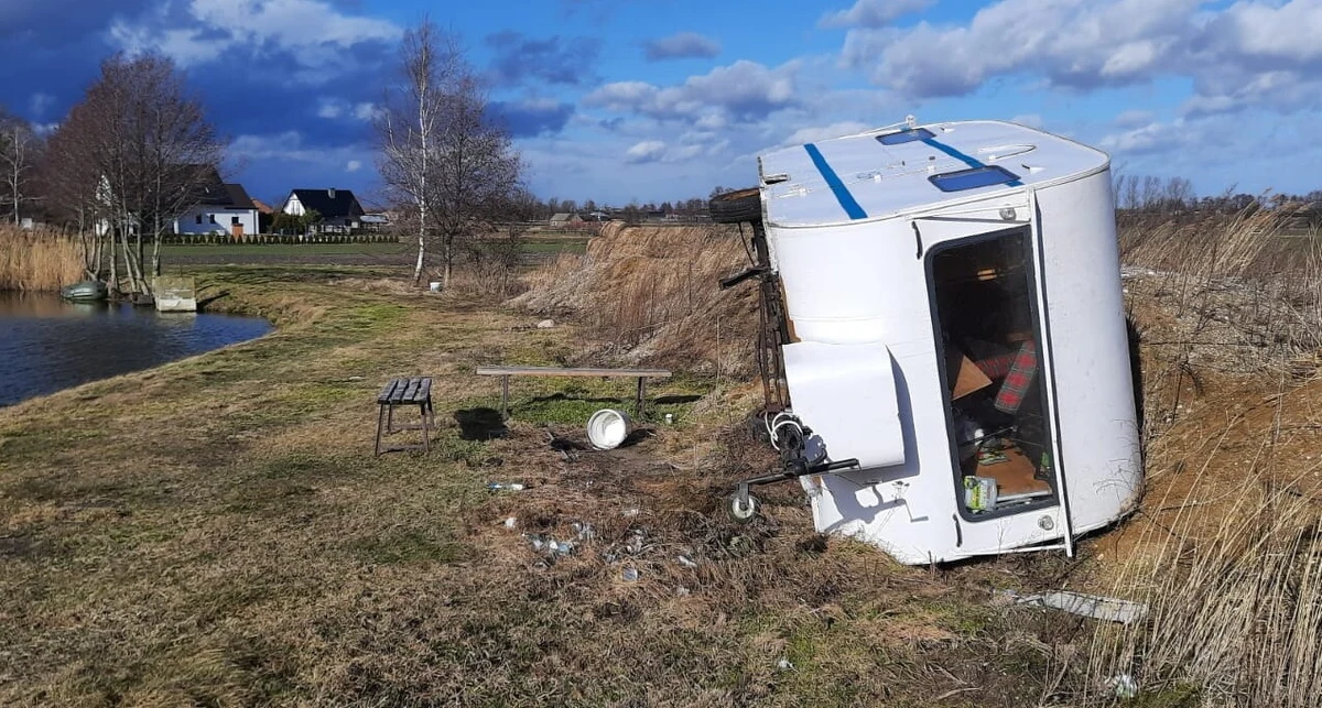 Prędkość wiatru do 130 km/h, możliwe trąby powietrzne, intensywne opady deszczu i sztorm na Bałtyku – takie są prognozy IMGW dla Polski na późny wieczór piątku (18 lutego) i na sobotę (19 lutego). Instytut wydał ostrzeżenia najwyższego, trzeciego stopnia dla województw: zachodniopomorskiego, pomorskiego, kujawsko-pomorskiego oraz części Lubuskiego, Wielkopolski, Mazowsza oraz Warmii i Mazur. 