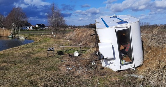 Prędkość wiatru do 130 km/h, możliwe trąby powietrzne, intensywne opady deszczu i sztorm na Bałtyku – takie są prognozy IMGW dla Polski na późny wieczór piątku (18 lutego) i na sobotę (19 lutego). Instytut wydał ostrzeżenia najwyższego, trzeciego stopnia dla województw: zachodniopomorskiego, pomorskiego, kujawsko-pomorskiego oraz części Lubuskiego, Wielkopolski, Mazowsza oraz Warmii i Mazur. 