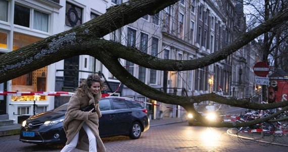 196 kilometrów na godzinę – taką prędkość wiatru odnotowano w piątek, kiedy przez Wyspy Brytyjskie przechodzi orkan Eunice. Jak podaje brytyjski urząd meteorologiczny Met Office, to najwyższa w historii pomiarów zarejestrowana w Anglii prędkość wiatru. W Irlandii natomiast odnotowano pierwszą ofiarę śmiertelną.