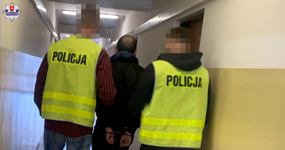 Trzech mężczyzn usłyszało zarzut kradzieży z włamaniem w związku z tym, że ukradli ze sklepu w Puławach alkohol, papierosy i wędliny o wartości pięciu tysięcy złotych. Dwóch z nich to recydywiści, grozi im do 15 lat więzienia. 