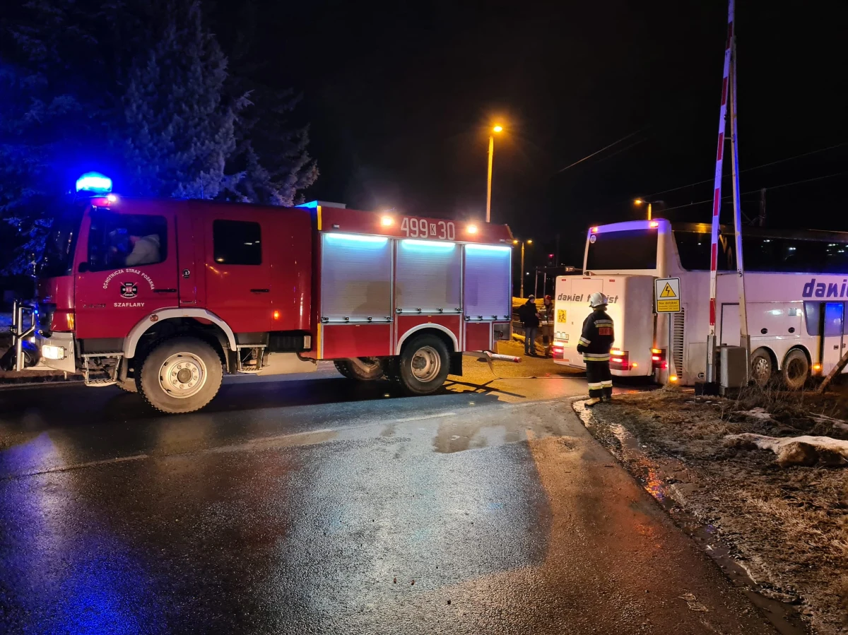 Do niebezpiecznego zdarzenia doszło na przejeździe kolejowym w Szaflarach koło Nowego Targu. Autokar, pokonując stromy zjazd do torowiska, zaczął ocierać tylną częścią o asfalt i w pewnym momencie zablokował się. Na szczęście strażacy szybko przybyli na miejsce i pomogli usunąć pojazd z torów przed przyjazdem pociągu. 