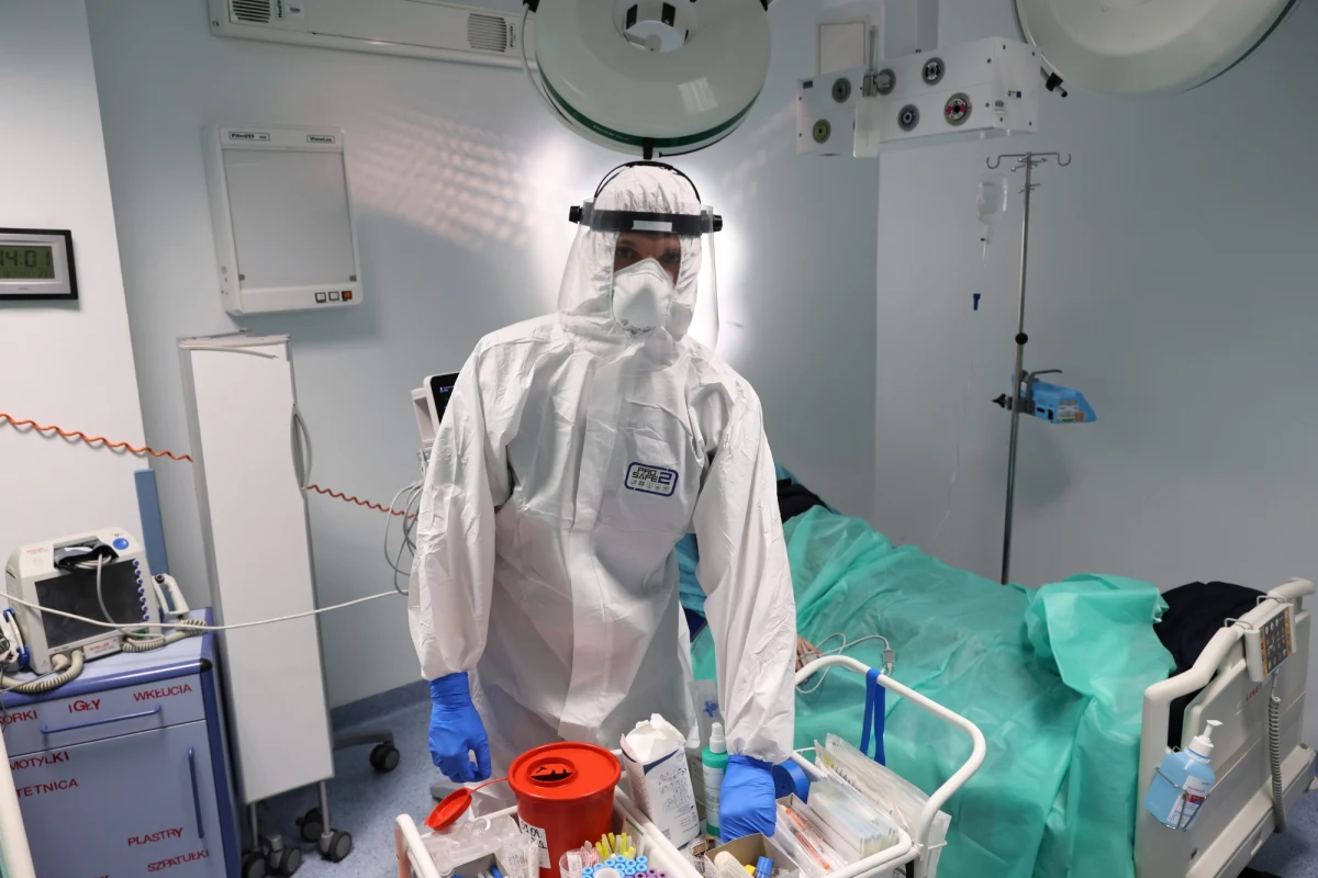 W ciągu ostatniej doby w Polsce wykryto 20 902 zakażenia koronawirusem. Zmarło 283 pacjentów z Covid-19. 