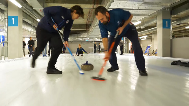 W załączonym materiale rozmowa z Wojciechem Tomsią reprezentującym Krakowski Klub Curlingowy.

Studio Pekin - Gramy Dalej!" to codzienna dawka sportowych wiadomości z aren Igrzysk Olimpijskich w Pekinie. Dziennikarze i eksperci Interii Sport omawiają i analizują wyczyny sportowców na najważniejszej zimowej imprezie czterolecia.

Oglądaj codziennie krótkie flesze w Interii, a w najważniejsze dni zmagań polskich olimpijczyków będziemy na żywo, tuż po zawodach, komentować co wydarzyło się w Pekinie.

Ponadto program "Studio Pekin" od poniedziałku do piątku na antenie Polsatu News o godzinie 17:40 i codziennie w Polsacie Sport Extra o godzinie 20:00. Zapraszamy!
