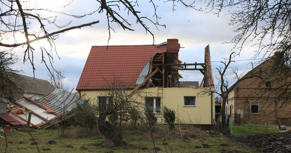 2 ofiary śmiertelne i ponad 6 tysięcy interwencji strażaków - to, jak do tej pory, bilans wichur występujących w całej Polsce. Jak podaje Rządowe Centrum Bezpieczeństwa, bez prądu jest 364 366 odbiorców.