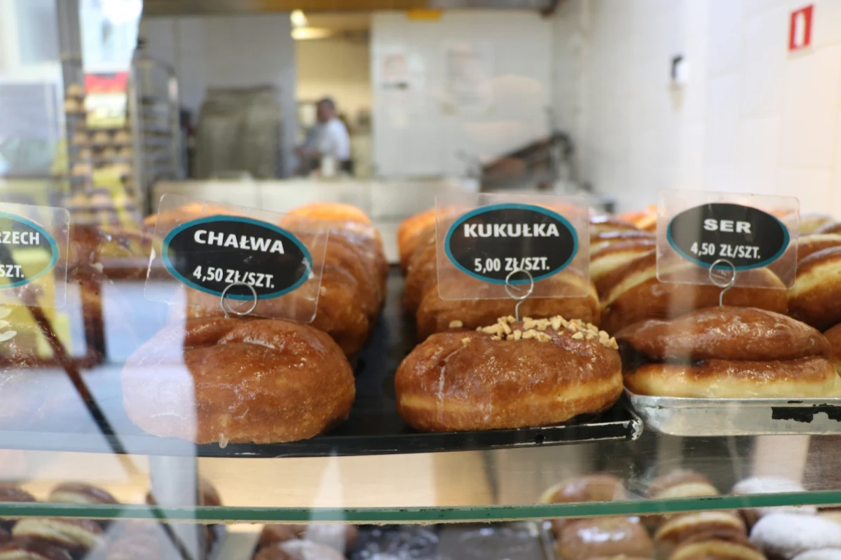 W ramach akcji "Przebojowa firma na słodko" mieszkańcy Katowic mogli za darmo posmakować przepysznych pączków. Odwiedziliśmy pączkarnię "Słowik" przy ulicy 3 Maja. 