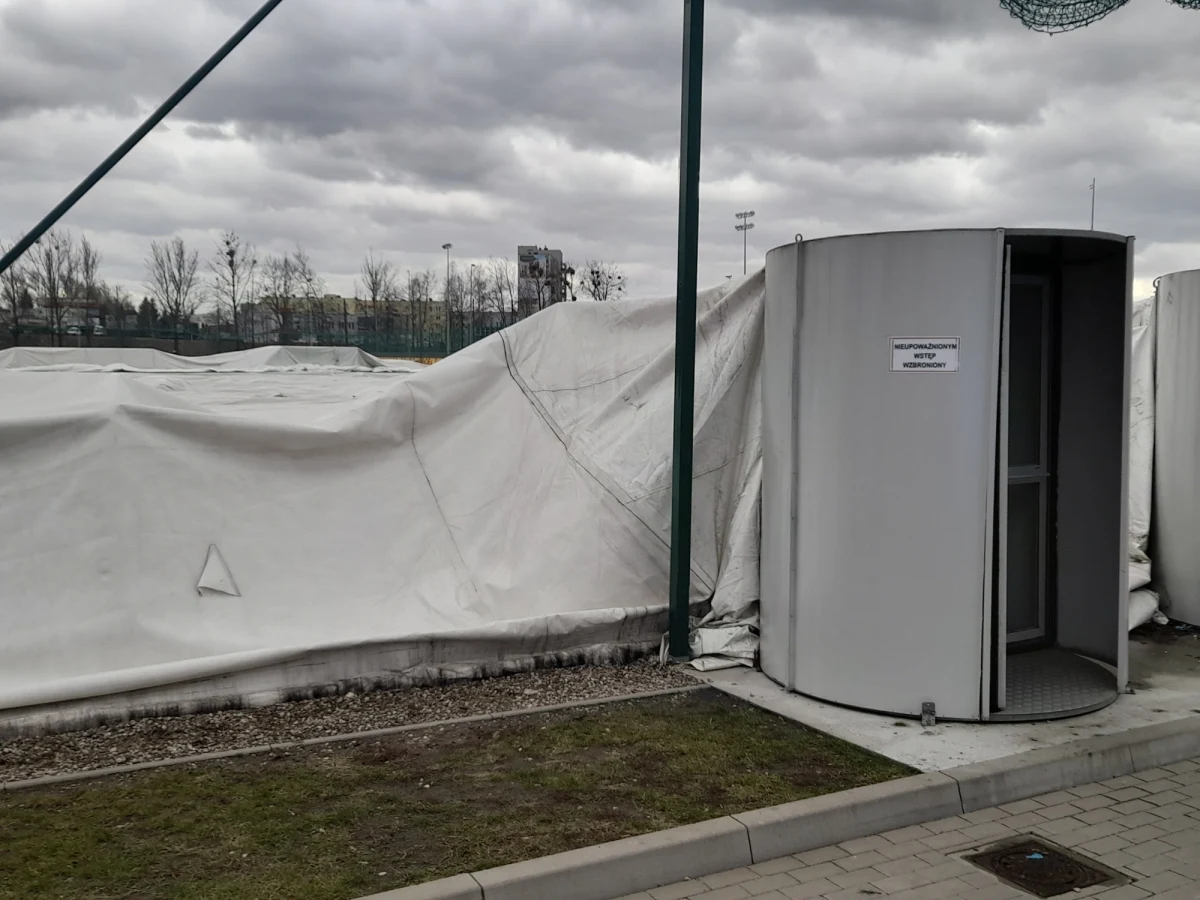 Silny wiatr złożył halę pneumatyczną w ośrodku treningowym Jagiellonii Białystok przy ulicy Elewatorskiej. Zdjęcia z tego incydentu dostaliśmy na Gorącą Linię RMF FM. 
