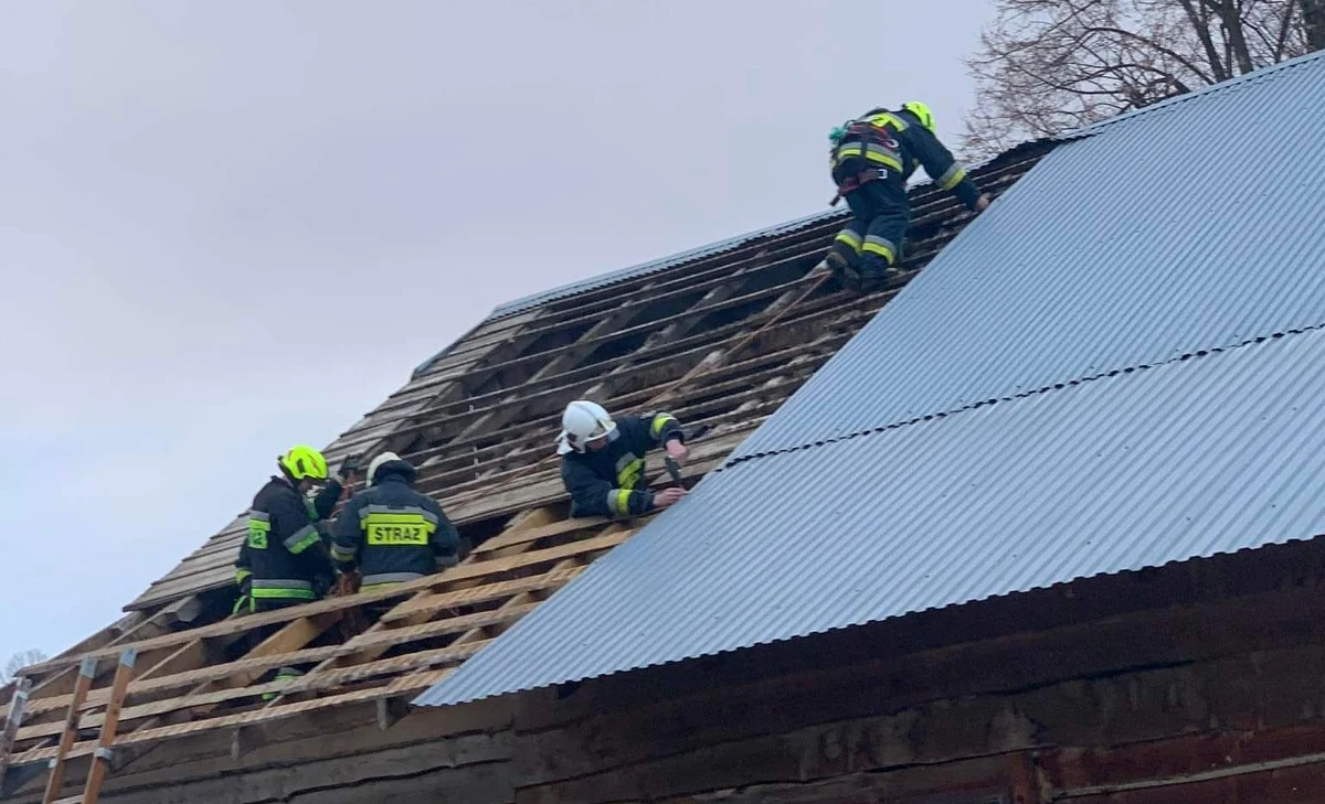 Małopolscy strażacy interweniowali w związku z m.in. zerwanym dachem z budynku gospodarczego w Szlachtowej w powiecie nowotarskim. Łącznie – jak przekazał rzecznik małopolskiej Państwowej Straży Pożarnej – drużyny od północy wyjeżdżały do 269 zdarzeń w całym województwie.