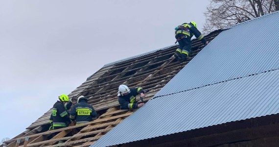 Małopolscy strażacy interweniowali w związku z m.in. zerwanym dachem z budynku gospodarczego w Szlachtowej w powiecie nowotarskim. Łącznie – jak przekazał rzecznik małopolskiej Państwowej Straży Pożarnej – drużyny od północy wyjeżdżały do 269 zdarzeń w całym województwie.