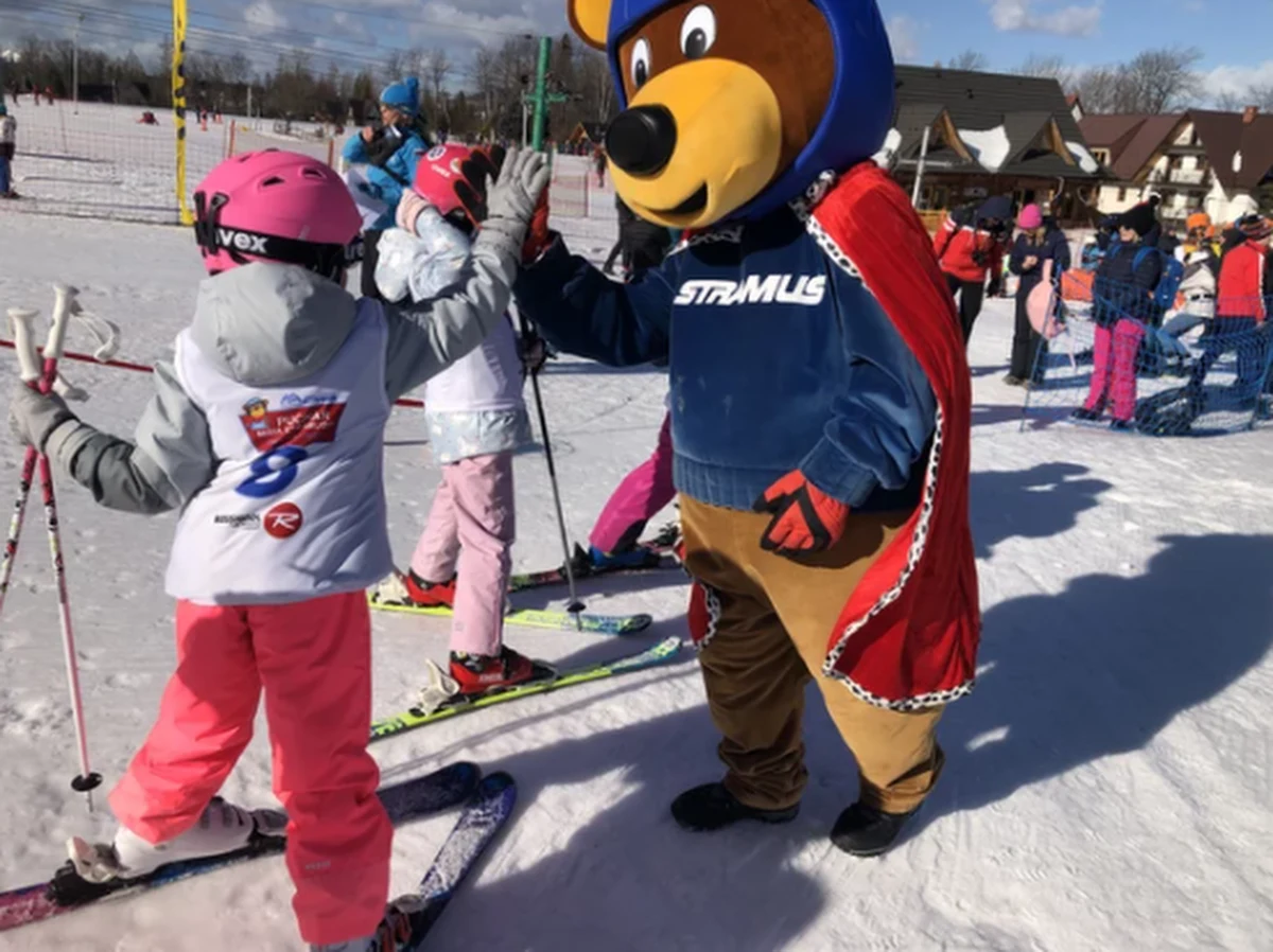 Niemal poł tysiąca zawodników stanęło na starcie X Pucharu Misia Stramusia pod Nosalem w Zakopanem. To jedne z największych, o ile nie największe takie zawody dla małych narciarzy w naszym kraju. Poziomem emocji nie ustępują zmaganiom podczas igrzysk olimpijskich, tym bardziej, że tu każdy dostaje nagrodę, więc każdy zawodnik może czuć się zwycięzcą. 