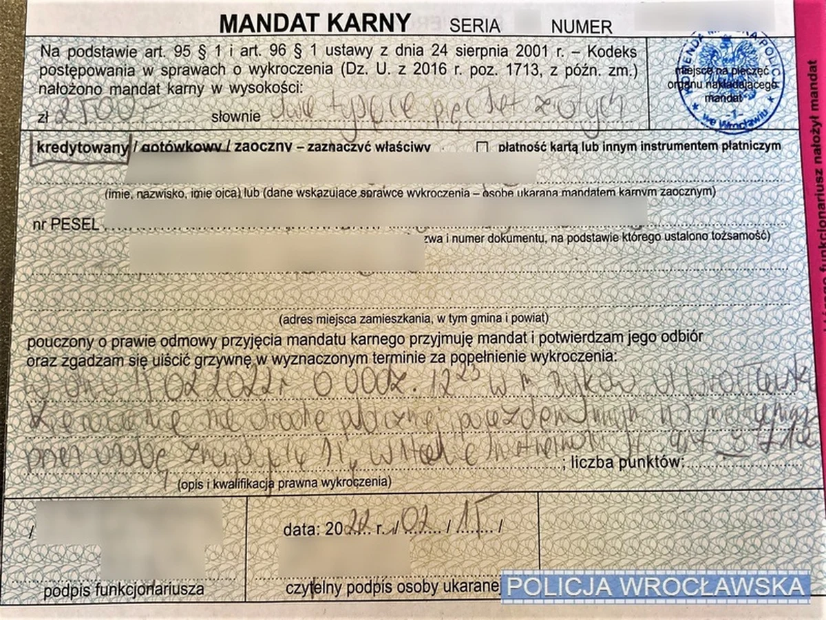 Policjanci podczas patrolowania jednej z podwrocławskich miejscowości zatrzymali do kontroli rowerzystę. Okazało się, że mężczyzna był pijany. Ukarano go mandatem w wysokości 2,5 tys. zł. 