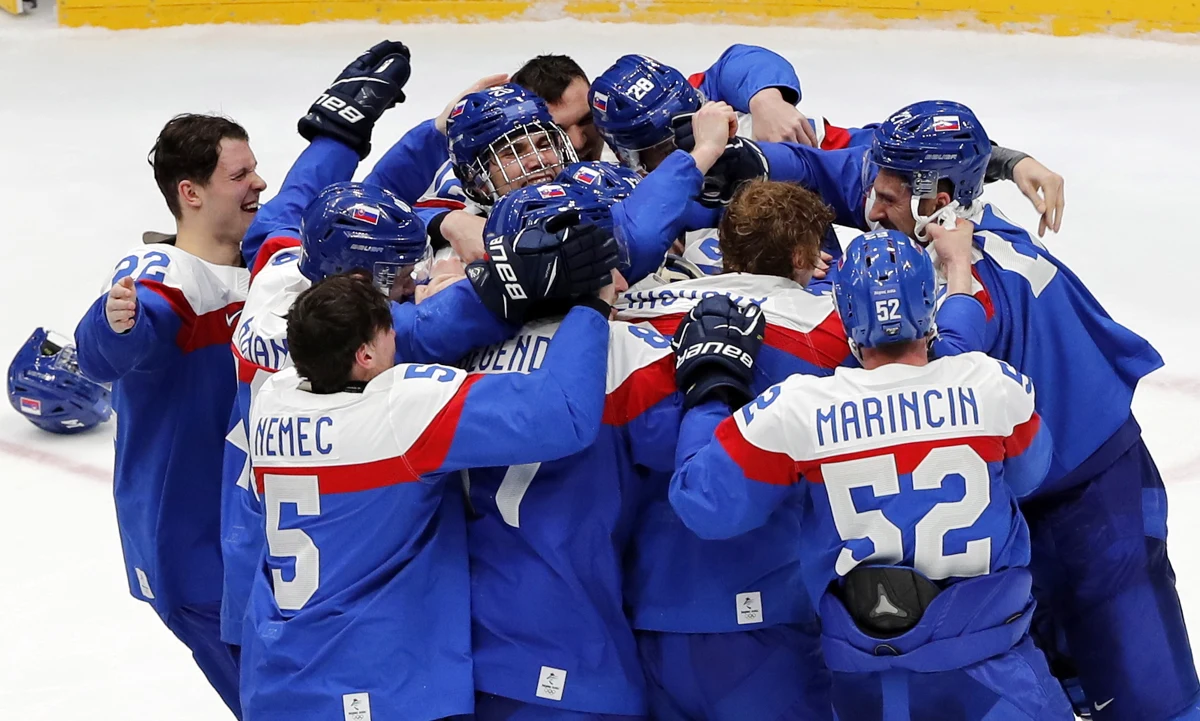 Słowaccy hokeiści wygrali 4-0 ze Szwecją i zdobyli brązowy medal igrzysk w Pekinie. W niedzielnym finale broniąca tytułu reprezentacja Rosyjskiego Komitetu Olimpijskiego zmierzy się z Finlandią.