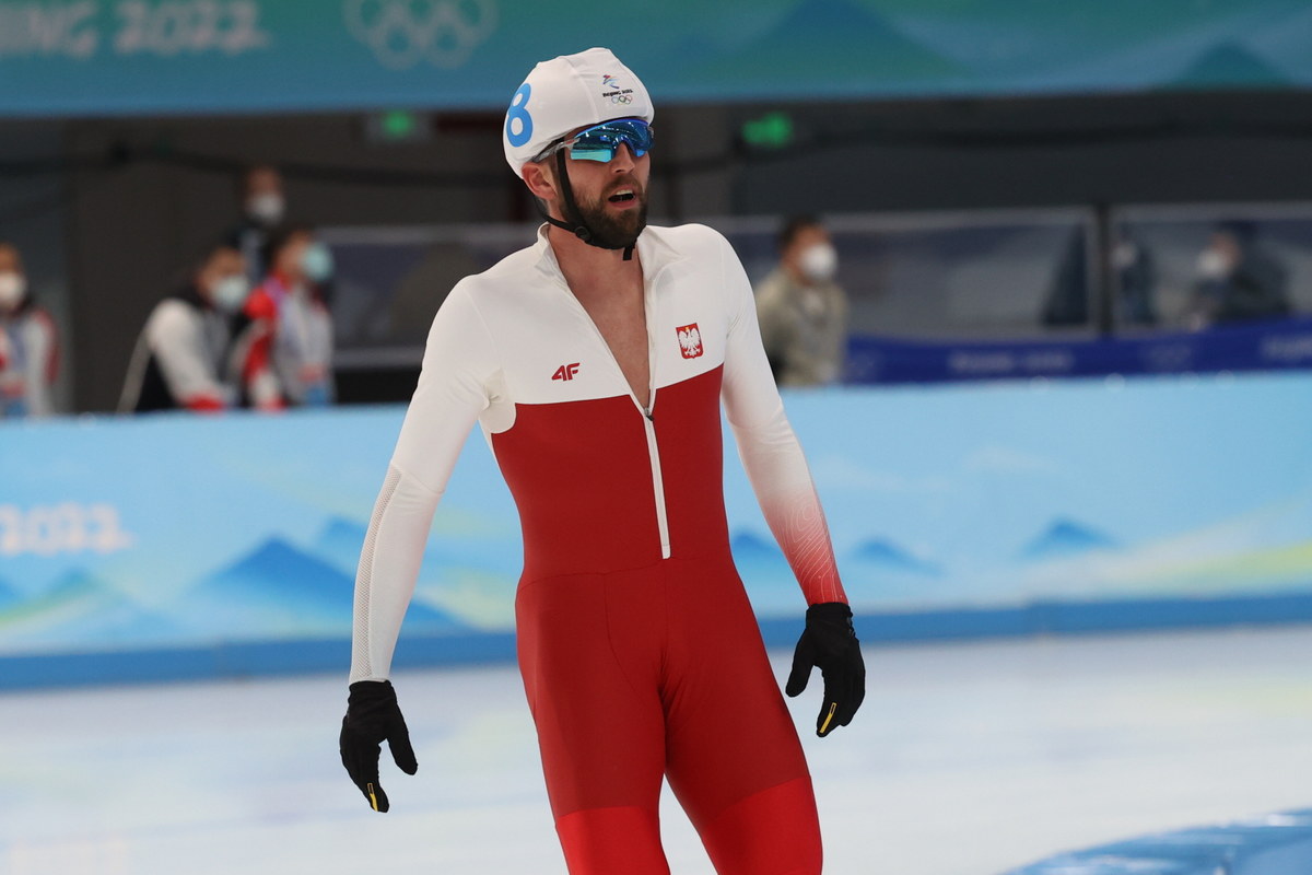 ​Mistrz olimpijski z Soczi panczenista Zbigniew Bródka zakończył karierę sportową, o czym poinformował po odpadnięciu w półfinale wyścigu ze startu wspólnego w Pekinie. W przedostatnim dniu igrzysk inni reprezentanci Polski także nie odnieśli sukcesów.