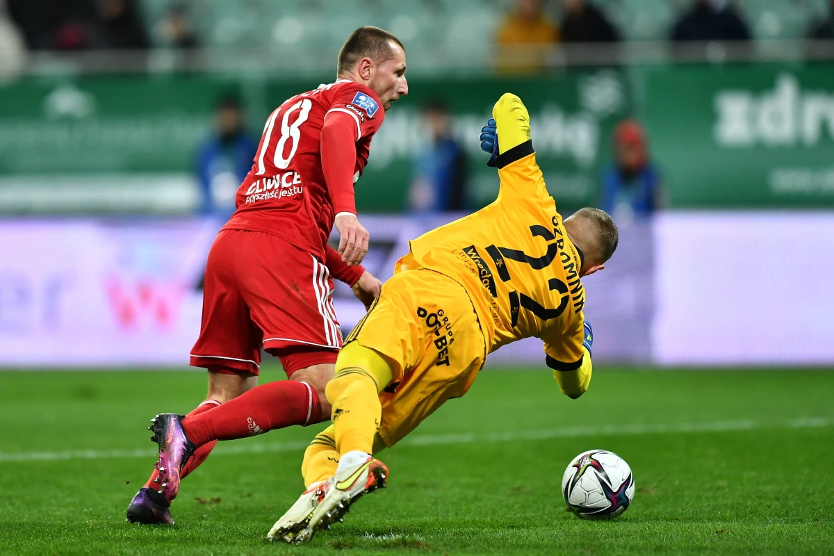 Piłkarze Śląska Wrocław przegrali u siebie 1-3 z Piastem Gliwice w spotkaniu 22. kolejki piłkarskiej Ekstraklasy.