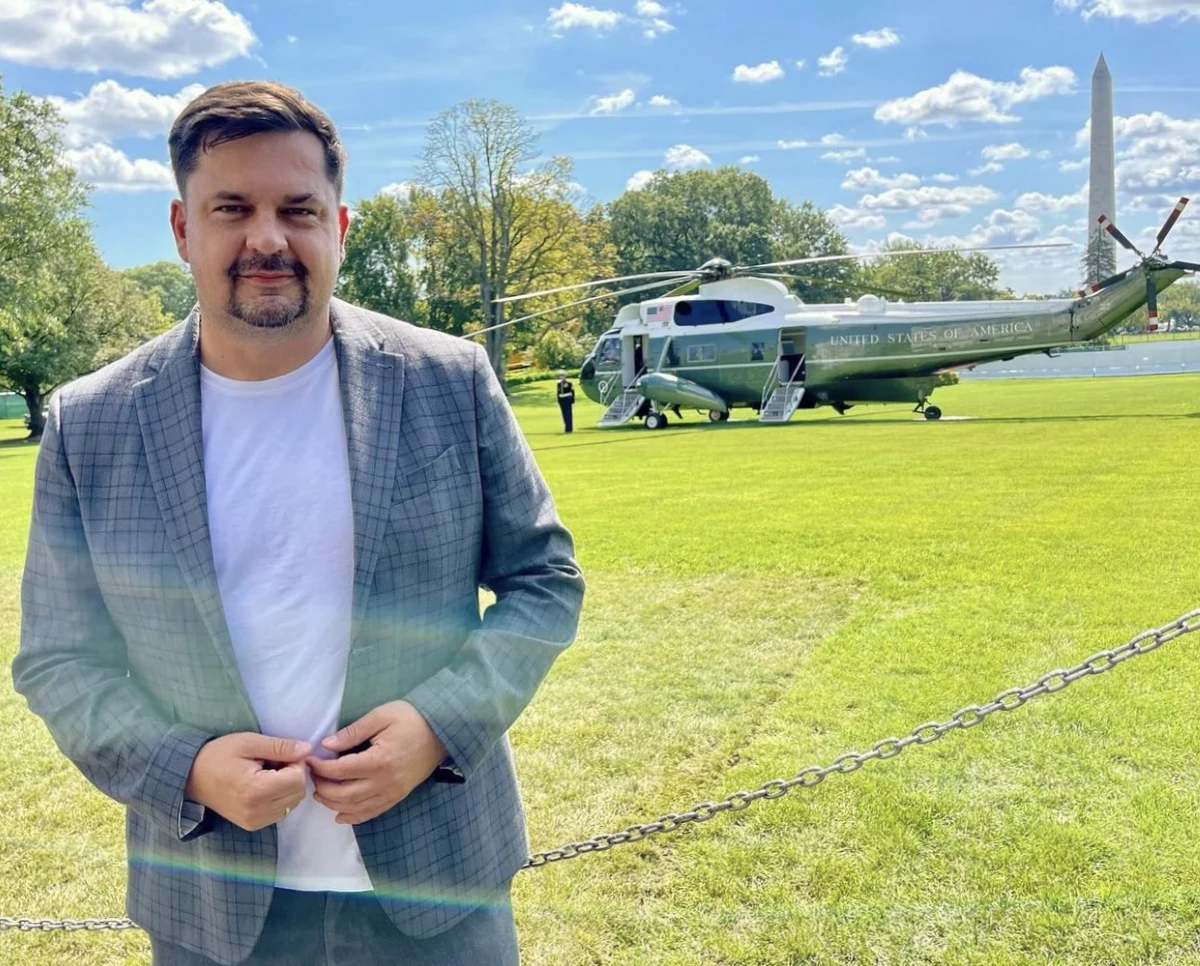 Dziś, przy sobocie, będzie o odpowiedzialności. Nie tylko dziennikarskiej. Staram się Was uspokajać, bo nikomu nie jest potrzebna panika. Dziennikarze muszą dobierać słowa, by nie straszyć ludzi. Ale naszym zadaniem jest informowanie. Nie możemy nie powiedzieć na antenie o tym, o czym mówi prezydent USA czy inny ważny polityk. Informacje, które napływają w ostatnich dniach, brzmią groźnie. Jednak ja wciąż powtarzam, że wierzę w dyplomację. I na nią liczę. Ale z tym wszystkim wiąże się to, co chcę przekazać dalej.