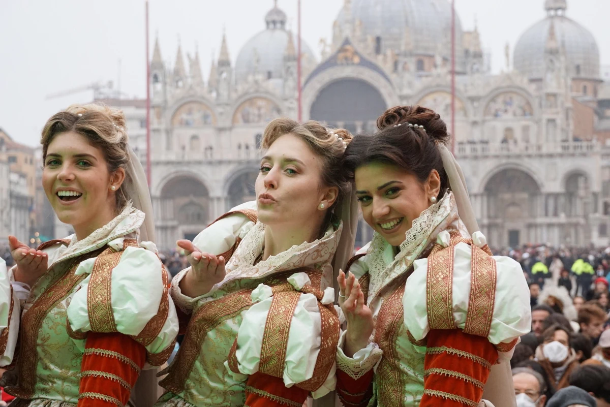 Po rocznej przerwie spowodowanej pandemią karnawał w tradycyjnej formie wrócił do Wenecji. ​69 tysięcy turystów, w większości cudzoziemców, przybyło do tego miasta w sobotę.