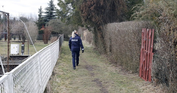 W sobotę wznowiono poszukiwania zaginionych w ubiegłym tygodniu Aleksandry i jej córki Oliwii, o których zamordowanie podejrzany jest ich 52-letni znajomy. Przeczesano sto hektarów w rejonie ogródków działkowych na obrzeżach Częstochowy i nie natrafiono na ślad poszukiwanych. Policja weryfikuje kolejne otrzymywane w tej sprawie informacje.