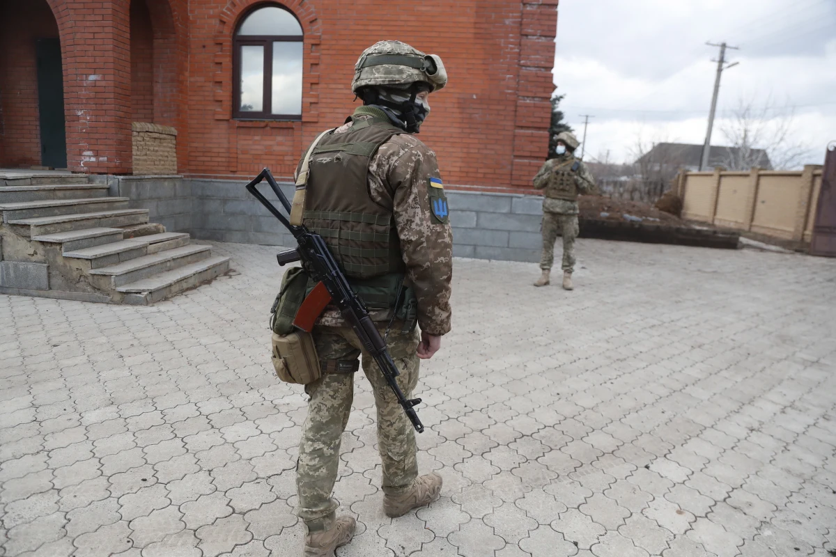 Sytuacja na Ukrainie staje się coraz bardziej napięta. Polskie Ministerstwo Spraw Zagranicznych odradza Polakom wszelkie podróże do wschodniej, północno oraz południowowschodniej Ukrainy. Obywatelom polskim, którzy przebywają na tych obszarach, resort spraw zagranicznych radzi ich opuszczenie.