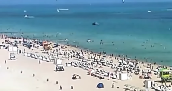 Do dramatycznie wyglądającego incydentu doszło w sobotę w Miami Beach na Florydzie. Śmigłowiec spadł do morza tuż przy zatłoczonej plaży. 