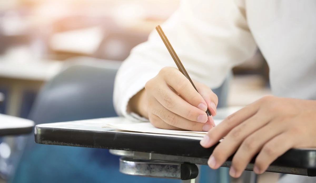 RMF FM i "Dziennik Gazeta Prawna" kolejny raz pomagają ósmoklasistom przygotować się do czekającego ich egzaminu. Dziś w "DGP" opublikowane zostały przykładowe pytania z języka polskiego. Jutro będzie to matematyka, a w środę język angielski. Inne zadania z tych dziedzin znajdziecie na naszej stronie. Fragment przykładowego arkusza z języka polskiego wraz z odpowiedziami zamieszczamy w tym artykule. 