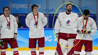Rosyjski bramkarz po porażce w finale ściągnął medal z szyi "Trudno się z tym pogodzić"