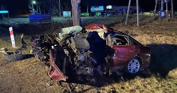 32-letni kierowca zginął w nocnym wypadku w miejscowości Nowy Świat w gminie Bełchatów. Policja i prokuratura wyjaśniają okoliczności tego zdarzenia. 