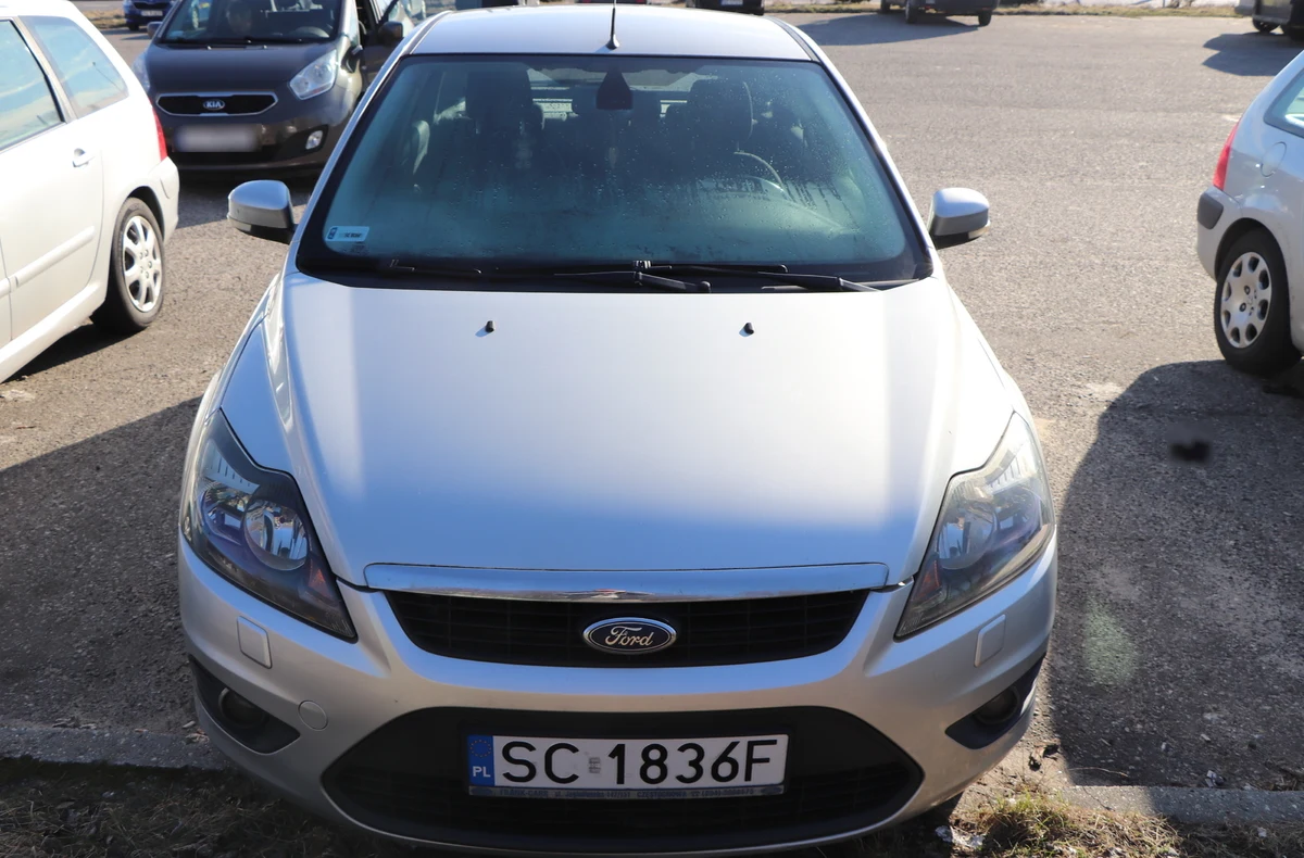 Częstochowska policja poinformowała o nowym tropie w sprawie zaginionych matki i córki z Częstochowy. Ford focus należący do poszukiwanej Aleksandry Wieczorek 10 lutego miał poruszać się po drodze krajowej nr 91 w rejonie Romanowa i dalej w kierunku Katowic - ustalili mundurowi. Policjanci zaapelowali o kontakt do wszystkich, którzy widzieli lub mogli nagrać jadący samochód.