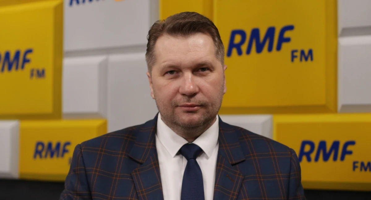 "Myślę, że to była ostatnia nauka zdalna, nie ma na horyzoncie żadnych przeszkód, które uniemożliwiałyby naukę stacjonarną. Ta nauka zdalna, która się kończy, była incydentem" - zapewniał w Porannej rozmowie w RMF FM Przemysław Czarnek, minister edukacji i nauki. Dziś do szkół wrócili wszyscy uczniowie z 11 województw, w 5 województwach do końca tygodnia trwają jeszcze ferie zimowe. 