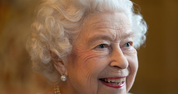 Pałac Buckingham poinformował, że królowa Elżbieta II otrzymała pozytywny wynik testu na koronawirusa. Jak poinformowano, 95-letnia monarchini ma przez najbliższe dni wykonywać lekkie obowiązki. 