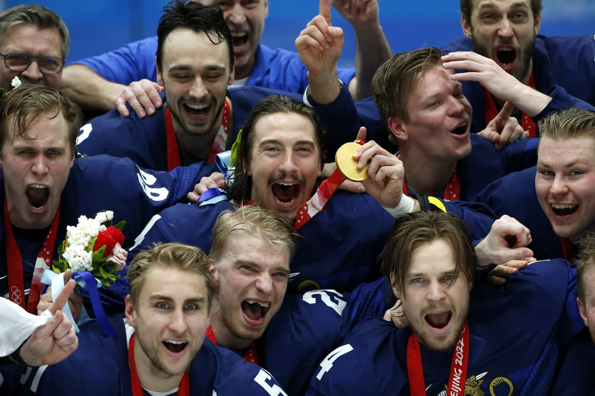 ​"Fiński lew poskromił rosyjskiego niedźwiedzia" - na ulicach w całym kraju mimo mroźnej pogody Finowie, dla których hokej jest sportem narodowym, celebrują triumf swojej reprezentacji na igrzyskach w Pekinie. To jej pierwsze olimpijskie złoto w historii. W finale Finowie wygrali z Rosjanami 2:1.