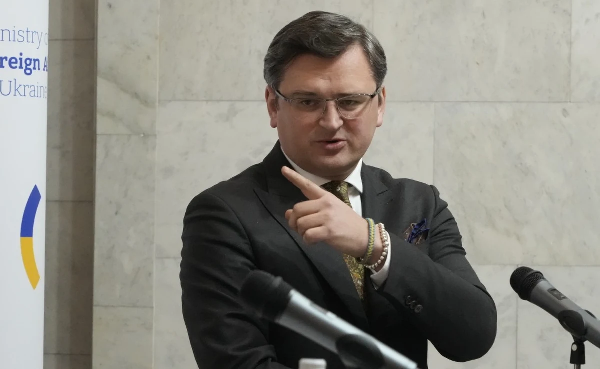 "Nadszedł czas decyzji. Trzeba powstrzymać Rosję, nakładając sankcje" - zaapelował szef ukraińskiego MSZ Dmytro Kułeba. Na wniosek Ukrainy Polska zwołała na poniedziałek nadzwyczajne posiedzenie OBWE.