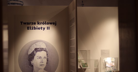 Brytyjska królowa Elżbieta II panuje już 70 lat. Jej podobizna wielokrotnie była umieszczana na znaczkach i kartach pocztowych na całym świecie. Część z nich możecie obejrzeć w Muzeum Poczty i Telekomunikacji we Wrocławiu.