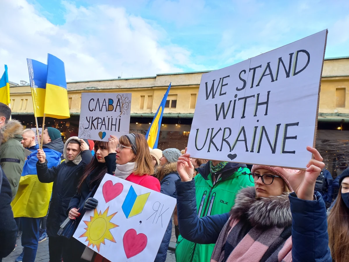 Ukraińcy i Polacy uczestniczyli w niedzielę w pochodzie solidarności z narodem ukraińskim. Akcję #StayWithUkraine zorganizowało krakowskie koło Związku Ukraińców w Polsce.