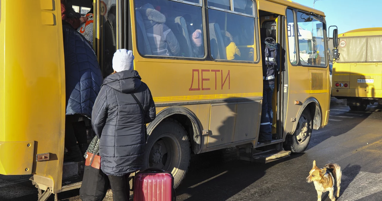 Ewakuowani od dwóch dni siedzą w autobusach 