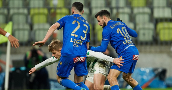 Lechia Gdańsk pokonała Lecha Poznań 1-0 w niedzielnym hicie piłkarskiej Ekstraklasy. Lech stracił w weekend fotel lidera, który zajęła Pogoń Szczecin.