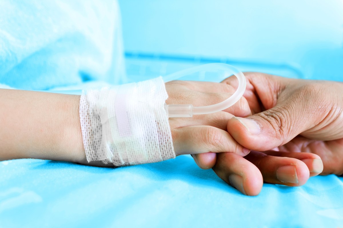 "Jest ogromny żal z powodu tego, iż w Centrum Cyklotronowym Bronowice nie są leczone dzieci. Przyczyna jest bardzo prosta. Wycena tego świadczenia jest skandalicznie zaniżona. Tymczasem za pieniądze, które wydaje się na leczenie dziecka z pomocą protonoterapii za granicą, można byłoby w Bronowicach wyleczyć kilkanaścioro dzieci" - mówi RMF FM prof. Marek Jeżabek, były dyrektor Instytutu Fizyki Jądrowej Polskiej Akademii Nauk. To za jego kadencji w Krakowie zbudowano najnowocześniejsze w Polsce i jedno z najnowocześniejszych na świecie centrów radioterapii protonowej. Wciąż jednak nie wykorzystuje się jego możliwości. W ubiegłym roku z terapii protonowej w Polsce nie skorzystało żadne dziecko.