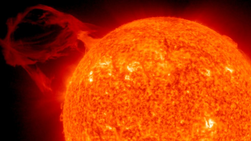 Na Słońcu doszło do gigantycznej eksplozji z plamy AR2936 i koronalnego wyrzutu materii. NASA uwieczniła ten moment na filmie. Ten spektakl przeraża. Ziemia jest dziesiątki razy mniejsza od wstęgi plazmy.