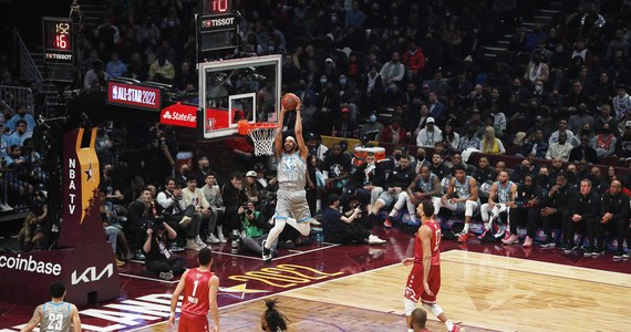 W 71. Meczu Gwiazd ligi NBA drużyna LeBrona Jamesa pokonała w niedzielę w Cleveland ekipę Kevina Duranta 163:160. Najlepszym koszykarzem spotkania został strzelec zwycięskiego zespołu Stephen Curry.