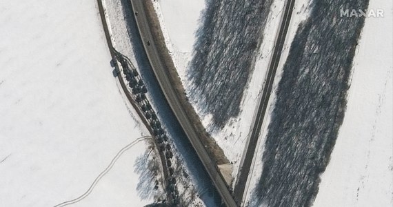 ​Zgodnie ze zdjęciami satelitarnymi amerykańskiej firmy Maxar, w Rosji w pobliżu granicy z Ukrainą pojawiło się wiele nowych miejsc rozmieszczenia w terenie czołgów, sprzętu i żołnierzy - informuje Reuters.