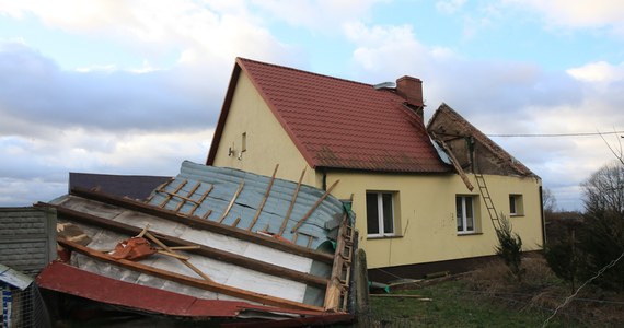 Instytut Meteorologii i Gospodarki Wodnej wydał ostrzeżenia przed silnym wiatrem niemal w całej Polsce. Alert drugiego stopnia obowiązuje na Wybrzeżu, gdzie może wiać w porywach do 115 km/h. Od wczoraj - w związku z wichurami - strażacy interweniowali już ponad 4,5 tys. razy. Bez prądu nadal pozostaje ponad 100 tys. odbiorców.